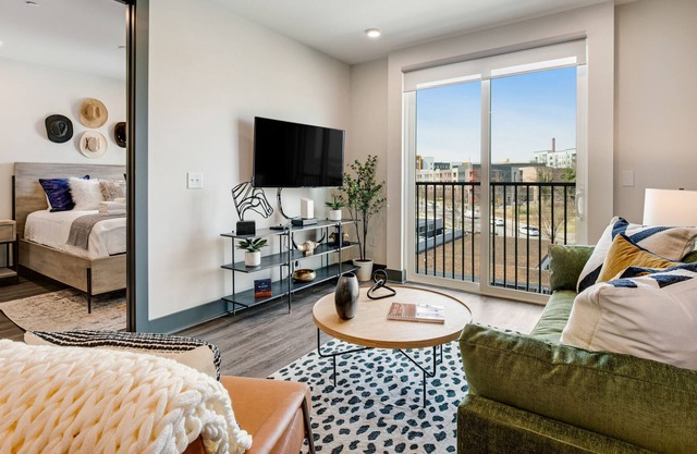 Muse | City-view condo with high speed WiFi, central AC, & rooftop lounge