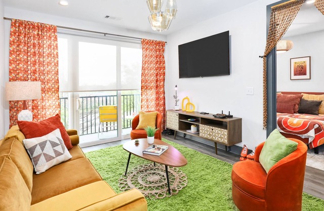 Muse | Retro-modern condo with city view & rooftop lounge - walk to hot spots