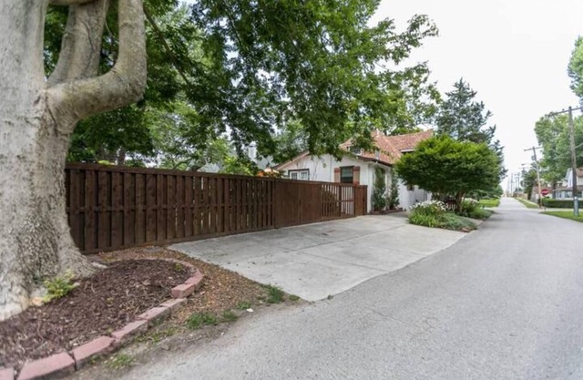 Music Room Basement Apartment w/Private Entrance