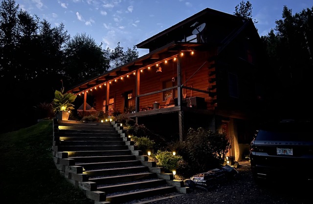 MUST SEE Cozy Log Cabin with Amazing Mountain View’s Sleeps 10