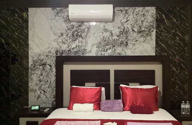 Muy cómoda habitación con cama king y AC y refrigerador y microondas