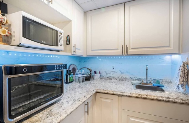 My Purple House: Downtown Hollywood Oasis, 5 Minutes to Beach & Nightlife!