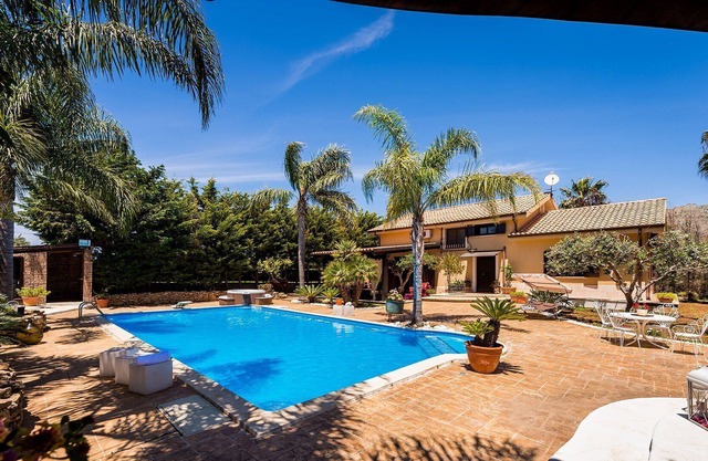 My Rental Homes - Villa Naiadi with private pool, Jacuzzi and large garden