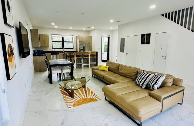 My Sunshine-Spacious 3BD 2.5 BA Home-Free-Parking-Mins to HardRock & FLL Airport