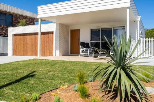 Myuna - beachfront pet-friendly coastal escape