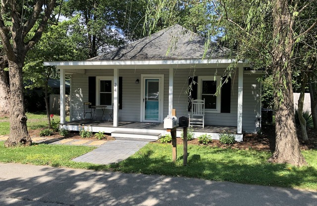 Nana's Cottage 3 miles from downtown, pet friendly