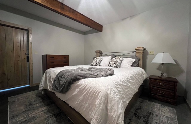 Nanny's Place- Cozy Rustic Getaway B&B by Shawnee Hills Wine Trail and Parks