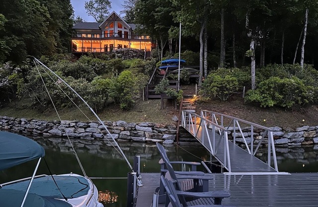 Nantahala Getaway-Lakefront -mountain views. Firepit,Generator, wifi - STARLINK
