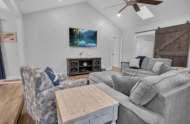 Naples Beautiful 4 BR Home w/Screened Lanai - Near Beaches, Clean & Comfortable