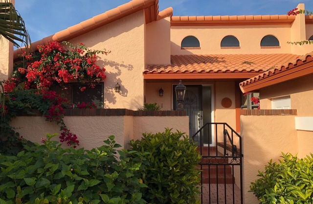 Naples - Lovely, quiet one floor villa/condo, west of 41, minutes from beaches