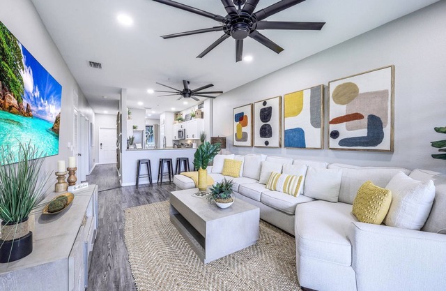 NAPLES RETREAT REMODELED, 2 KING SUITES, POOL, TENNIS, GYM,10 MIN TO BEACH