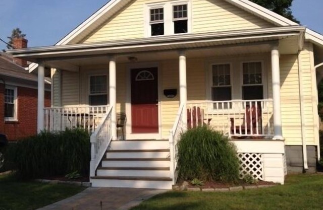 Narragansett Beach & Seawall Across The Street! Beach Passes Included