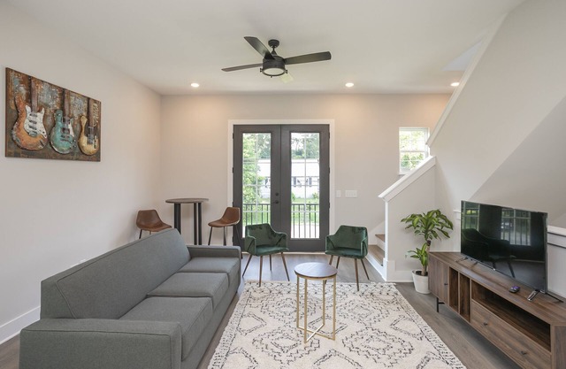 NASH Boutique|3bd 2.5ba|Berry Hill|Sleeps 10