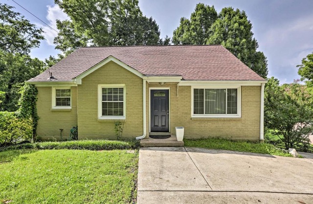 Nashville Home with Deck about 5 Mi to BroadwayandDowntown