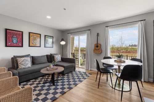 Nashville Oasis Walk to Broadway with POOL, Parking, Gym and Patio