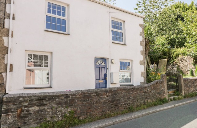 NASTURTIUM COTTAGE, pet friendly in St Blazey