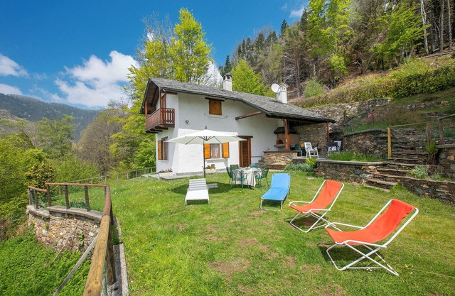 Nature’s embrace chalet, Caprezzo, Italy