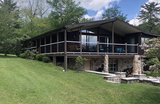 Nature’s Best cabin1 hr. to PSU. Great view. Perfect for outdoorsman. Sleeps 8