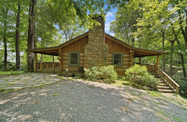Natures Call - Creekside log cabin with hot tub and wood burning fireplace!