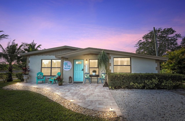 Nautical 3-Bedroom House only 10min to the Beach!