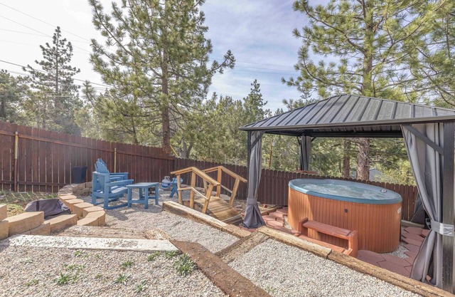 Navigate Stays Woodsy Hideaway Cozy & Nostalgic