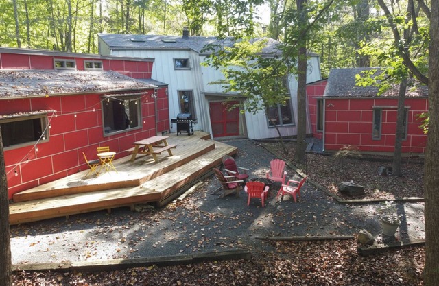 nDuke Forest Escape 3BR, 6 Beds, Huge Back Patio!