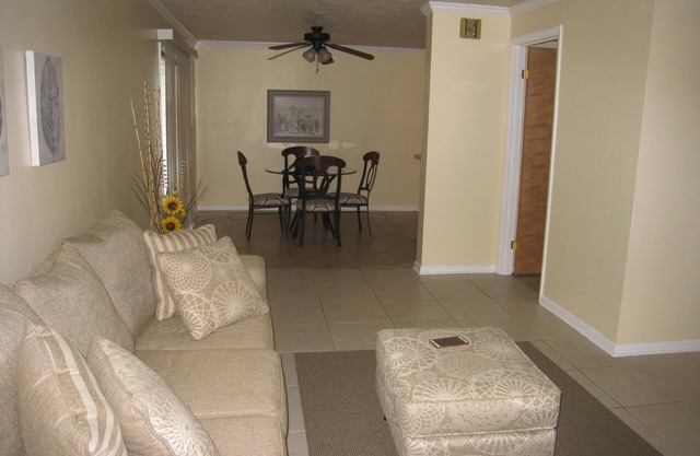 NE Ocala Newly updated 2/2.5 Townhome