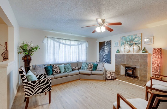 Near Airport & Dtwn: Breezy Fresno Home!