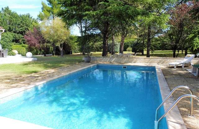Near Aix-en-Provence, beautiful villa with swimming pool on wooded grounds