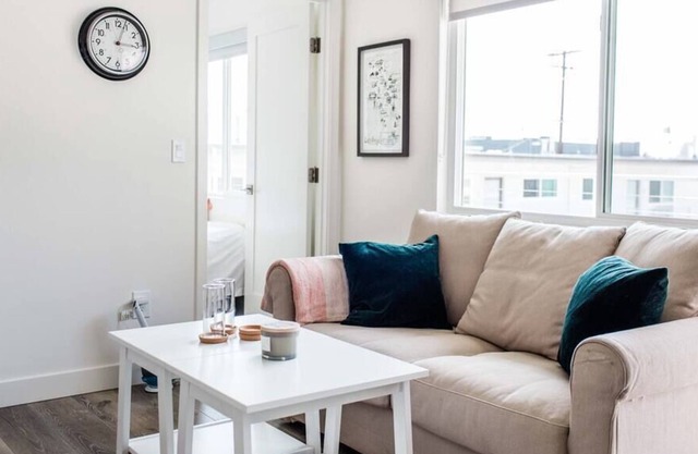 Near Beach, Food, Coffee / Pool BBQ / Washer Dryer in Unit