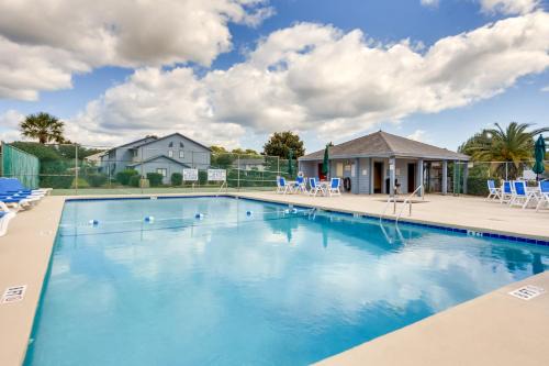 Near Beaches and Golf Courses Little River Townhome