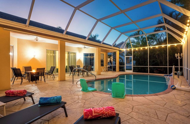 Near Beaches + Downtown Naples-Heated Pool-Pickleball-Game room-Gym
