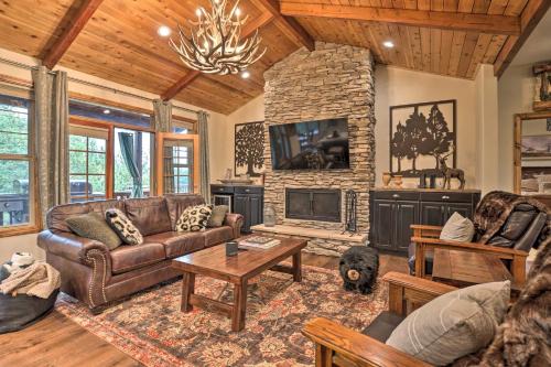 Near Bear Mountain and Big Bear Lake Gem with Hot Tub