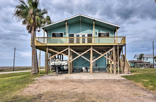 Near Boat Ramp Home with Deck and Grill in Freeport
