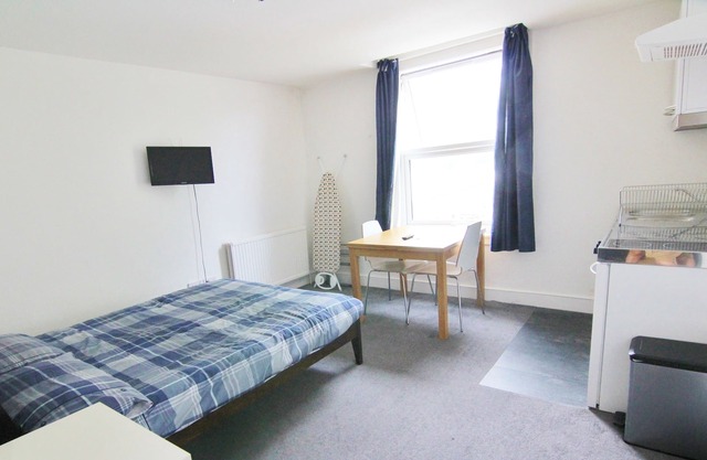 Near Croydon, Central London 20 minutes. New studio flat in period house.