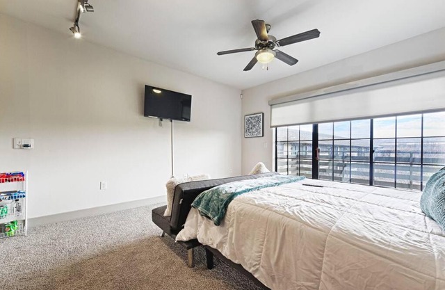 Near downtown, 3 queen beds,pool-gym access