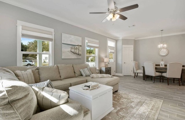 Near Downtown & Beach Chic Beach Cottage Retreat 5 Star Stay