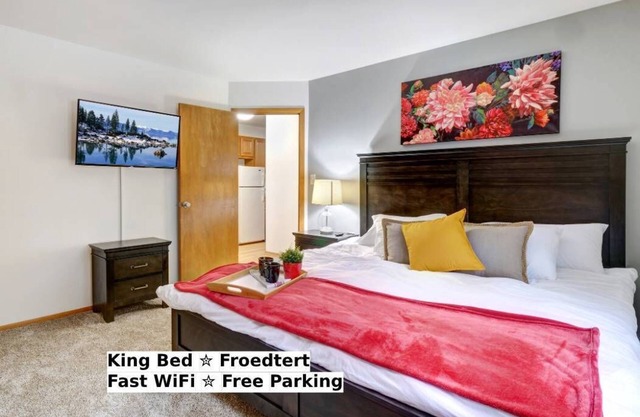 Near Froedtert, King Bed, Fast WiFi, Underground Parking