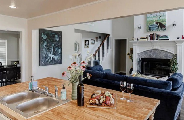 NEAR GUADALUPE RIVER-HOT TUB🛁-25 PRIVATE ACRES- DARK SKY FRIENDLY-SOLAR ECLIPSE