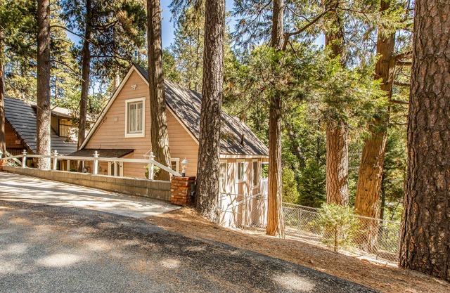 Near Lake Arrowhead Village with loft , Deck & Lake Access Card