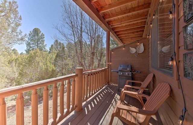 Near Lake & Trails: Show Low Condo w/Grill!