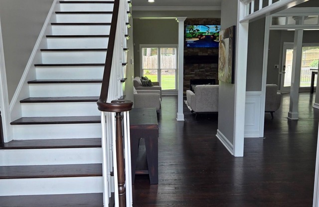 Near LakePoint! Spacious 3-Story Retreat