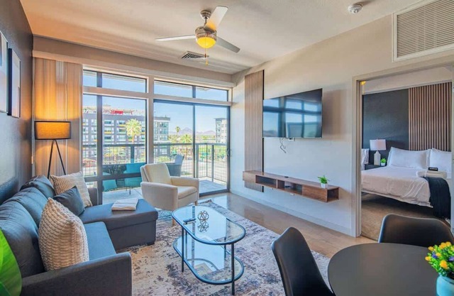 Near PHX Airport | Balcony,W/D,Pool,Gym & Parking