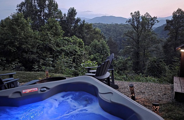 Near Polar Express, Casino and WCU. Hot Tub & robes! Dog friendly. Views!