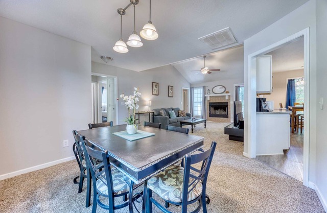 Near Shops, Dining & Airport- The Hilltop Bungalow