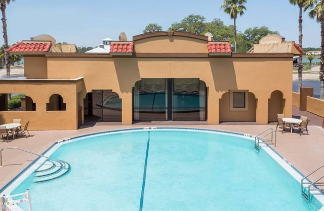 Near St. Augustine Beach. Spacious Space with Pool Access, Free Parking