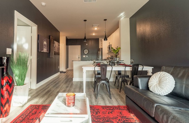 Near the Lake, Cozy King Bed w/ Pool/TV/W/D - C