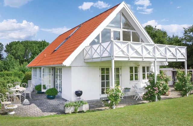 Near the royal town of Fredensborg, the beautiful area of Sørup awaits you with this tasteful and co