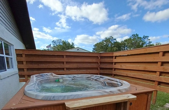 NEAR Villages-Pool Table-HOT Tub- Near Lake Weir-Fishing-Boating-Boat Ramp!