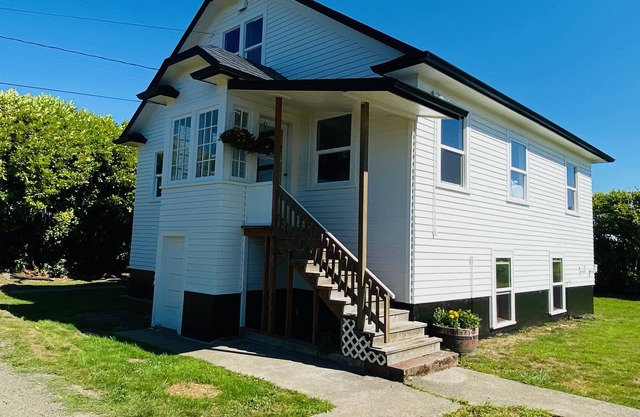 Neat Old Astoria Farmhouse with boat parking!